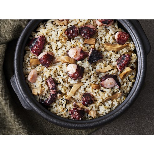 퇴근 후 15분 만에 완성하는 꿀맛 문어 솥밥의 마법