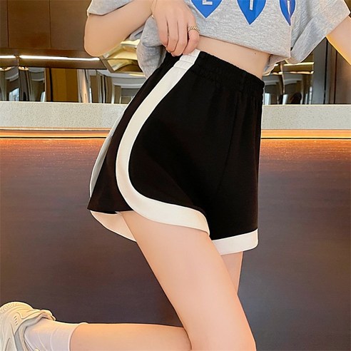 女  時尚  服裝  下裝  短褲  成年女性  成年女性  婦女  女人  淑女