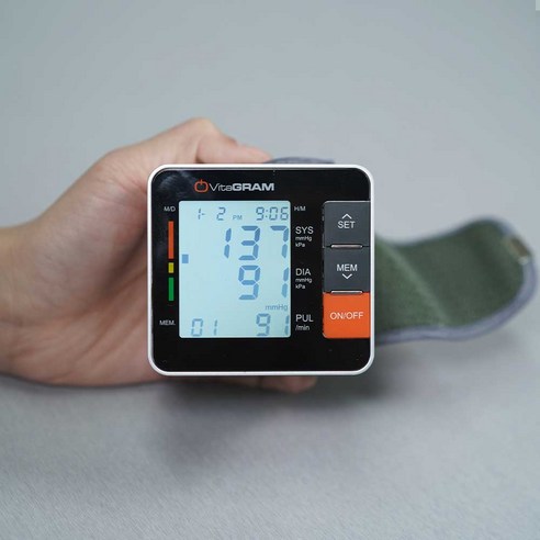 집에서나 여행 중에도 건강을 관리하세요: 비타그램 자동전자 손목형 혈압계 PG-800A11