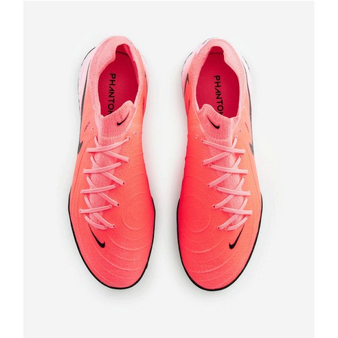 나이키 팬텀 GX 2 프로: 코트 위 예술가의 발, 섬세한 터치와 폭발적인 움직임을 위한 완벽한 조화