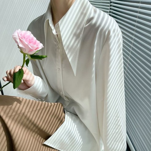 프렌치 스타일 빅 카라 블라우스로 여성의 세련된 스타일을 완성해보세요!