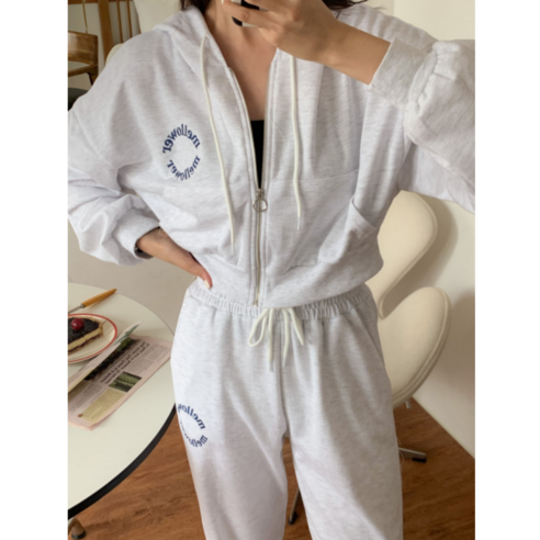 女  時尚  服裝  訓練衣服  頂部和底部  組  成年女性  成年女性  婦女  女人