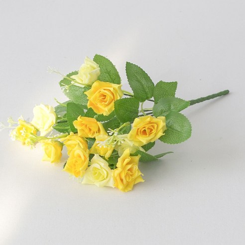 영원한 아름다움의 따뜻한 노란색 조화 장미 꽃다발