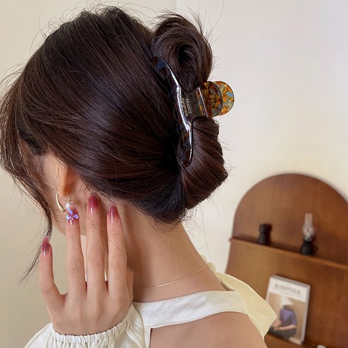 "나 오늘 좀 분위기 있어 보이는데?" 걸핀스 집게핀 하나로 완성하는 가을 여신룩 셀룰로오스집게핀