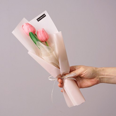 아침을 환하게 밝혀주는 핑크 튤립 꽃다발