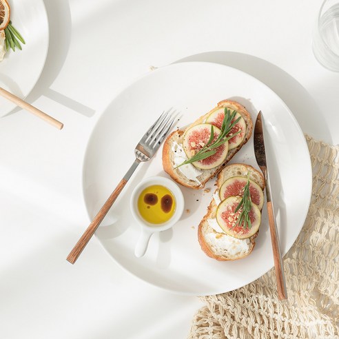 식탁에 감성을 더하는 쓰임 마일드 원형 접시