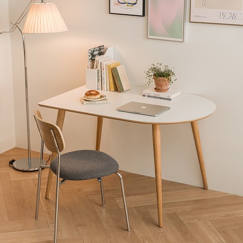 실용적이고 세련된 디자인의 반타원 테이블