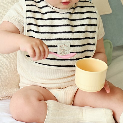 사랑스러운 아가를 위한 스타일과 실용성을 겸비한 마롤로뜨 스트라이프 테리 턱받이