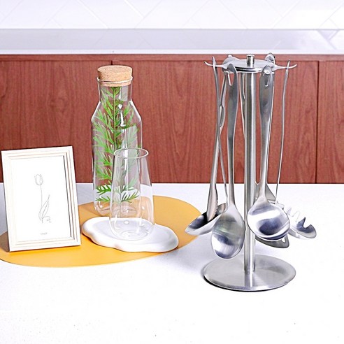 주방 공간을 깔끔하게 정돈하고 효율적으로 활용하는 키친블루밍 조리도구 회전 거치대