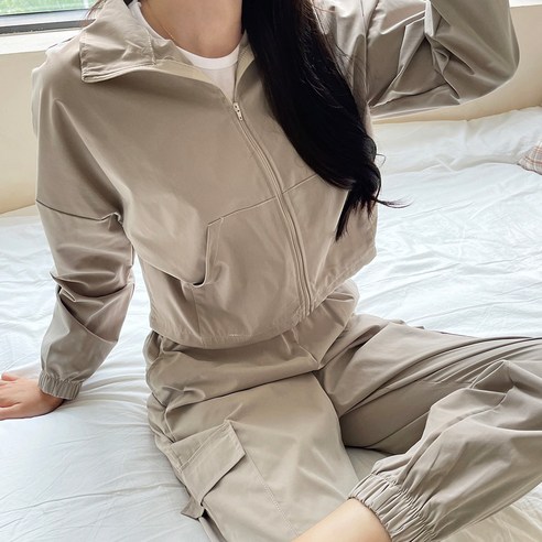 상하의 세트로 제공되는 점
