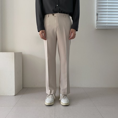 세련된 편안함을 위한 플루터 와이드 슬랙스