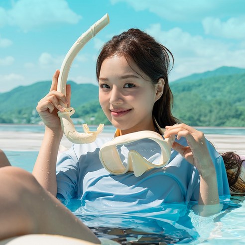 푸른 물결 속 자유를 만끽하는 이츠라이프 스노클링 마스크 세트
