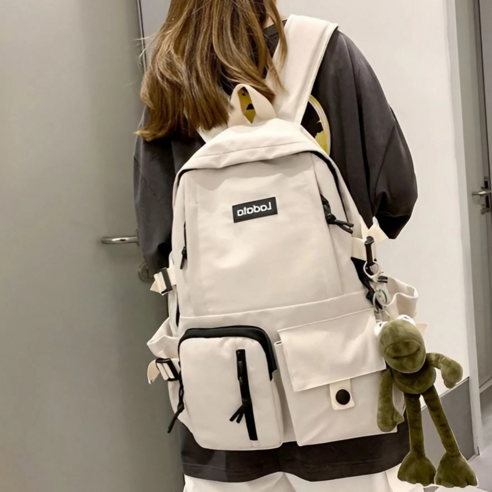 남녀 모두에게 적합한 다용도로 사용 가능한 백팩