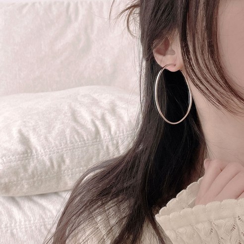 다양한 스타일을 연출하는 세련된 링 세트