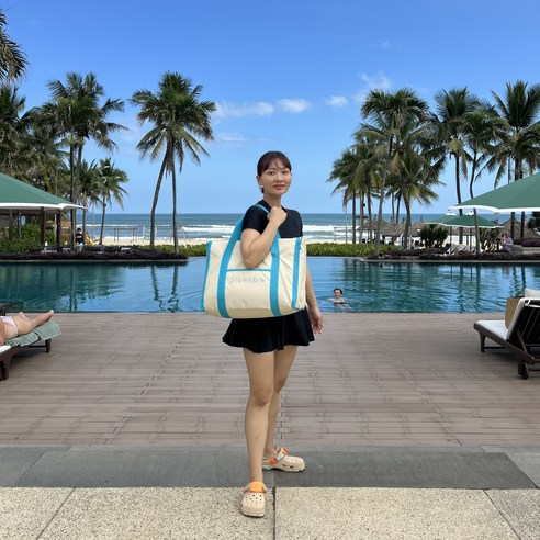 푸른 여름날, 돗자리 변신 숄더백 하나로 완벽한 피크닉을!