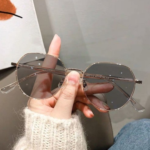 일상에 스며드는 섬세한 아름다움, POMTOR 변색 안경테 금자안경