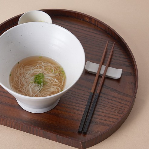 세련된 디자인과 뛰어난 실용성을 겸비한 식탁의 완성