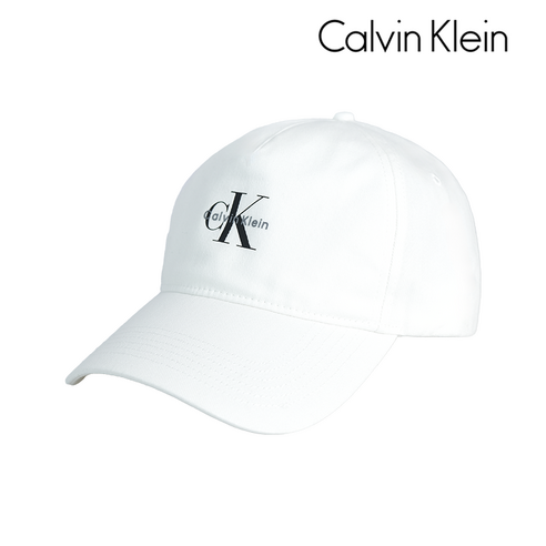 데일리룩에 포인트를 더하는 CK 모노그램 로고 볼캡: 심플함 속에 숨겨진 세련된 매력