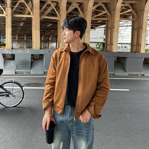질긴 스웨이드와 세련된 디자인으로 다기능성을 갖춘 크롭 스웨이드 자켓