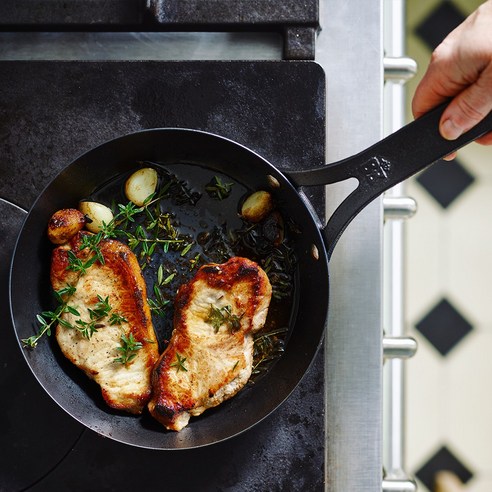 음식의 맛을 극대화하는 블랙스틸 프라이팬