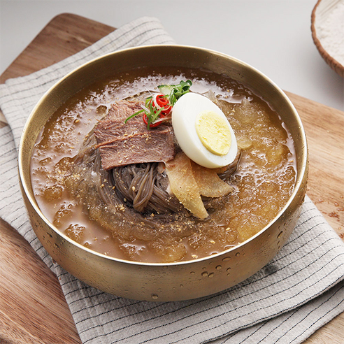 여름철 더위 식히기에 이상적인 상쾌한 설악칡냉면