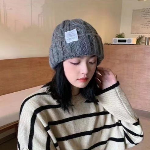 겨울의 추위를 세련되고 따뜻하게 견디는 B.LUZ 꽈배기 비니 모자