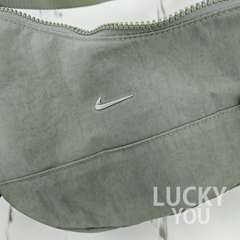 당신의 아름다움을 빛내는 순간, 나이키 아우라 크레센트 바디백과 함께