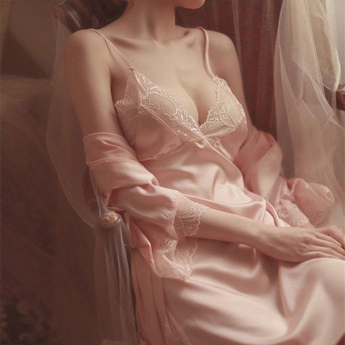 꿈결처럼 부드러운 유혹, 마이로즈 슬립 가운으로 로맨틱한 밤을 완성하세요.