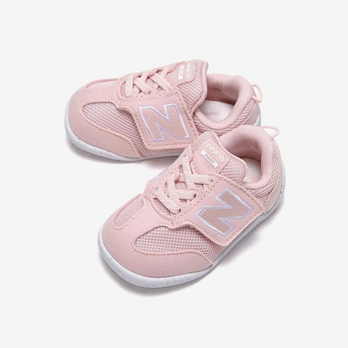 아이들의 발 건강과 스타일을 책임지는 뉴발란스 키즈 운동화