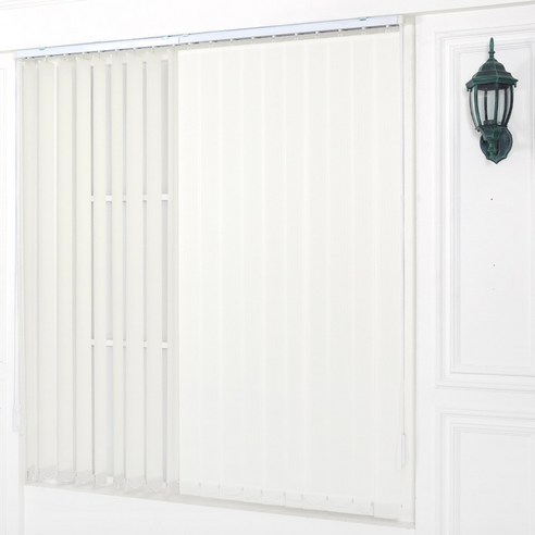 아라크네 버티컬 블라인드로 답답한 공간에 자유를 더하다.