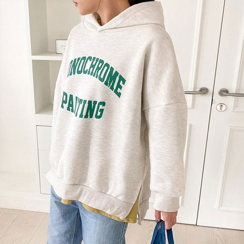 편안함과 스타일을 겸비한 모노크롬 레터링 오버핏 후드티