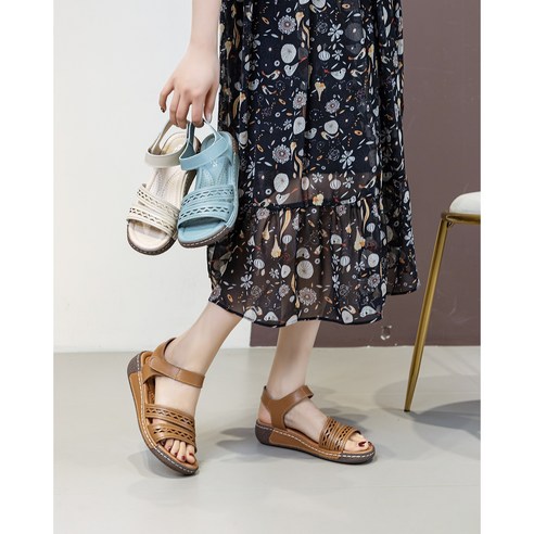 천연소가죽으로 제작된 통기성과 편안함이 돋보이는 스트랩 샌들