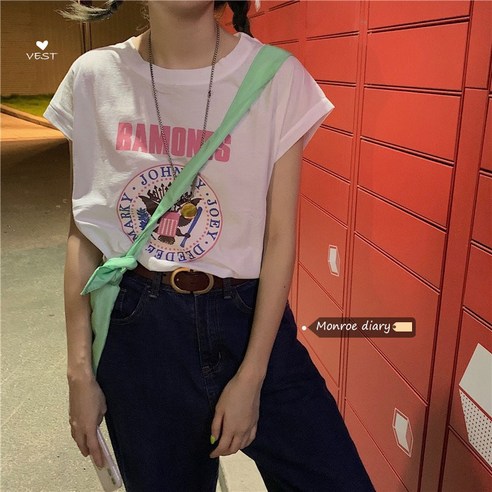 Sorfil 화이트 반팔 루즈핏 티셔츠 여성 디자인감 미니멀 얇은 티셔츠 여름 민소매 패션 트렌드