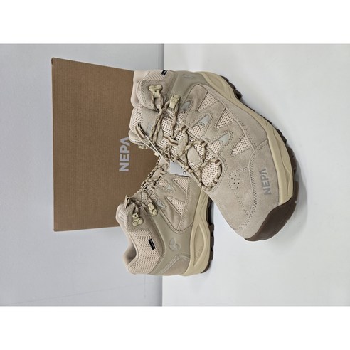 발걸음마다 피어나는 자유, 네파 칸타레와 함께 산을 오르다