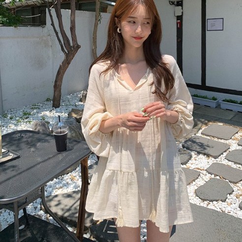 [랜덤플레이] 넥 스트랩 루즈핏 긴팔 미니 원피스