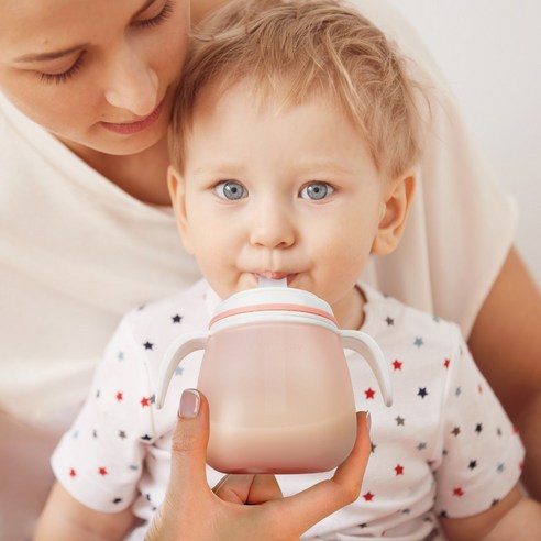 안전과 편리함을 담은 꼬꼬노리 멜럽봉봉 실리콘 빨대컵으로 건강한 이유식을 시작하세요.