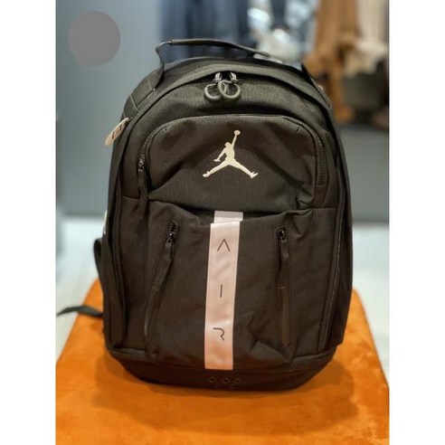 세련된 디자인과 실용성을 겸비한, 저학년 자녀를 위한 완벽한 백팩