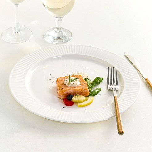 심플하면서도 실용적인 도자기 그릇 세트