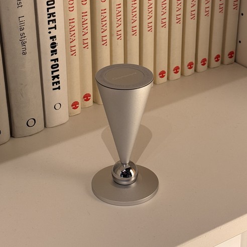 일상에 예술을 더하는 스마트폰 거치대, 리카틸 샴페인 맥세이프 오브제