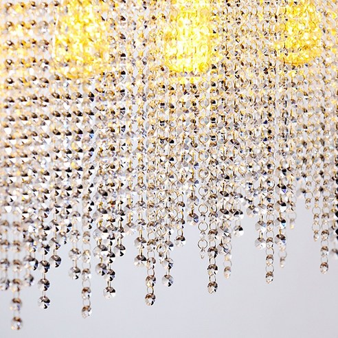 빛으로 완성하는 꿈결 같은 공간, 크리스탈 레이닝 펜던트 조명