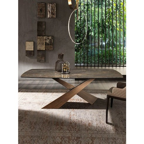 넓고 튼튼한 브라운 식탁으로 집안 분위기를 따뜻하게 바꿔보세요.