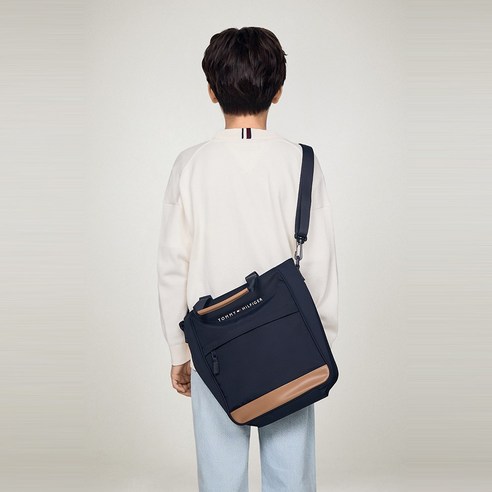 스타일, 실용성, 내구성을 갖춘 토미힐피거 신학기가방 클래식 보조가방