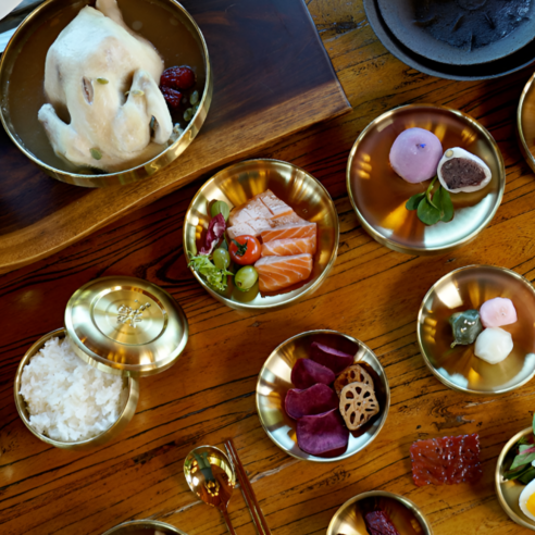 궁중의 아름다움과 현대의 실용성이 만난 특별한 식탁