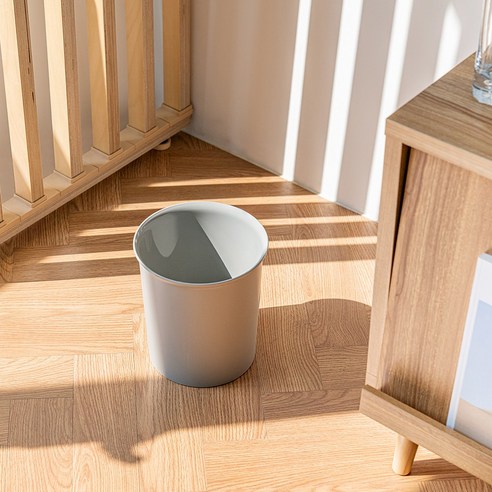 현대적인 가구에 완벽하게 조화되는 실용적이고 다용적인 휴지통
