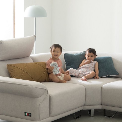 당신의 공간에 편안함과 아름다움을 더하는 가구모티브 그래비티 조야 패브릭 소파