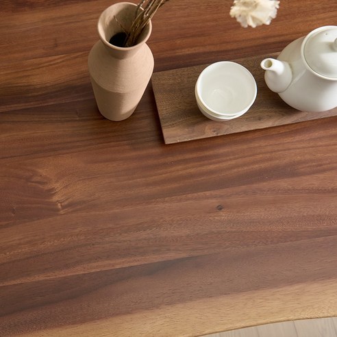 자연의 숨결이 깃든 헤즈로 레스토X 우드슬랩 테이블, 일상을 특별하게 만들다.