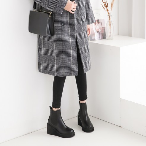 나나구두 라운드 웨지 통굽 플랫 미들 첼시 부츠 8.5cm은 매력적인 스타일과 편안한 착용감을 동시에 제공하는 제품입니다.