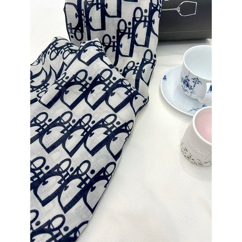 부드러운 감촉과 우아한 스타일, 에디트537 롱 스카프로 완성하는 간절기 패션