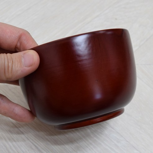 자연의 향기와 장인의 정신이 담긴, 소박한 아름다움과 실용성을 겸비한 오리목 주발세트