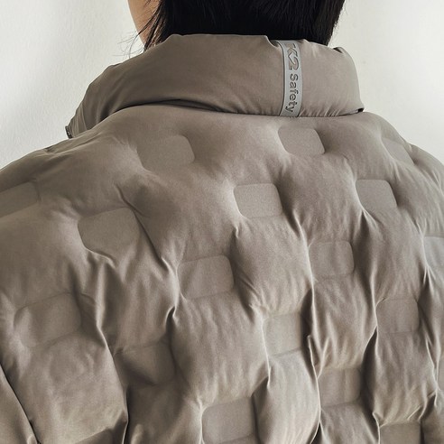 K2 슬림 패딩 자켓 브라운은 남성을 위한 경량 겨울 자켓입니다.